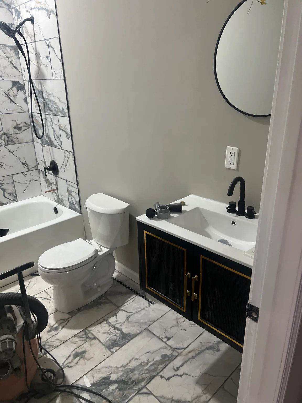 87 Chew Road bathroom vanity and tub